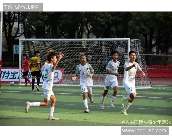 麓山国际社区足球明星闪耀赛场展现青春活力与团队精神