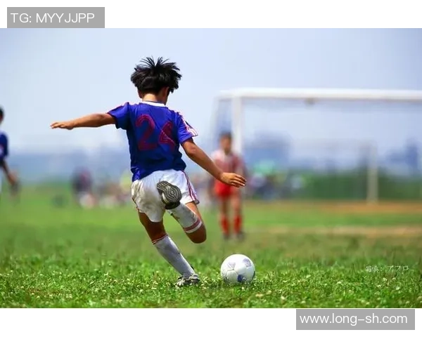 在忙碌的生活中他依然坚持还踢了足球的热爱与梦想