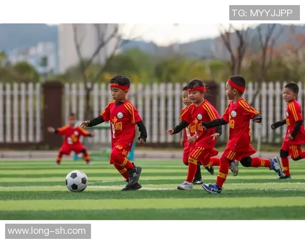 暑期足球热潮来袭青少年踢球活动丰富多彩乐享夏日阳光