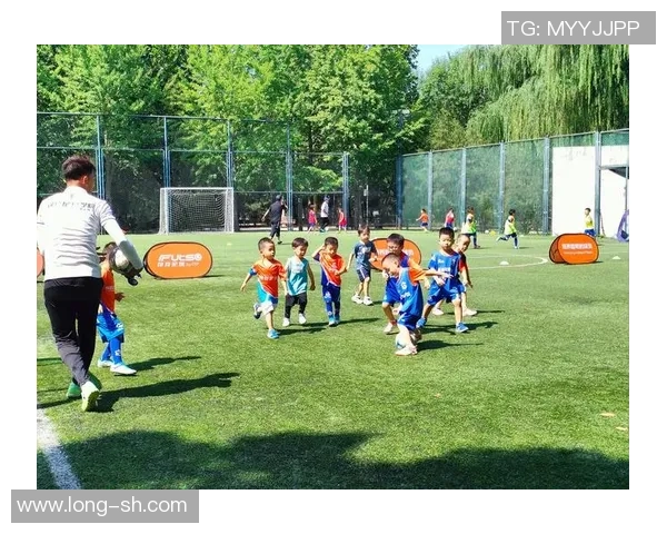 足球晋城:激情与梦想交织的绿茵场上演绎青春的无限可能 足球晋城:激情与梦想交织的绿茵场上演绎青春的无限可能