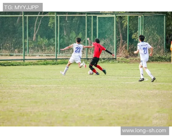 足球游戏热身技巧与训练方法提升球技的有效策略 足球游戏热身技巧与训练方法提升球技的有效策略